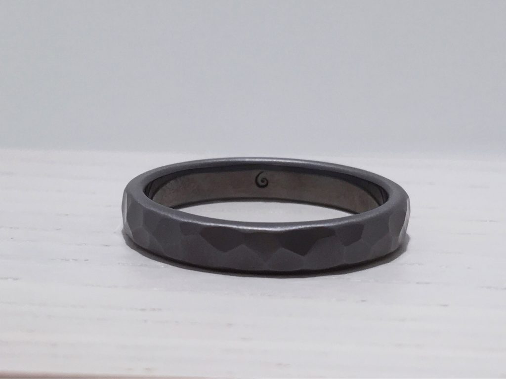 SORAが作成するタンタル製のリング。黒くマットな仕上がり。